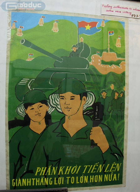 Một bức tranh cổ động chiến sĩ, đồng bào giành thắng lợi trong những năm kháng chiến chống đế quốc Mỹ. Một bức tranh cổ động chiến sĩ, đồng bào giành thắng lợi trong những năm kháng chiến chống đế quốc Mỹ.