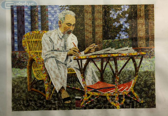 Còn đây là bức tranh Bác Hồ được ghép từ hàng nghìn chiếc tem thư. Còn đây là bức tranh Bác Hồ được ghép từ hàng nghìn chiếc tem thư.