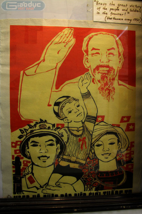 Gia đình bác Lượng có một xưởng chế tác, sản xuất các bức tranh cổ động này nhằm phục vụ nhu cầu sưu tầm của những du khách nước ngoài. Trong ảnh là một bức tranh cổ động mừng chiến thắng của chiến dịch Biên giới Thu - Đông 1950 của quân và dân trong cuộc kháng chiến chống Thực dân Pháp. Gia đình bác Lượng có một xưởng chế tác, sản xuất các bức tranh cổ động này nhằm phục vụ nhu cầu sưu tầm của những du khách nước ngoài. Trong ảnh là một bức tranh cổ động mừng chiến thắng của chiến dịch Biên giới Thu - Đông 1950 của quân và dân trong cuộc kháng chiến chống Thực dân Pháp.