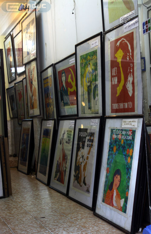 ...những bức tranh được vẽ, in lại, phóng to từ những chiếc tem thư với những khẩu ngữ cổ động tinh thần dân tộc. ...những bức tranh được vẽ, in lại, phóng to từ những chiếc tem thư với những khẩu ngữ cổ động tinh thần dân tộc.