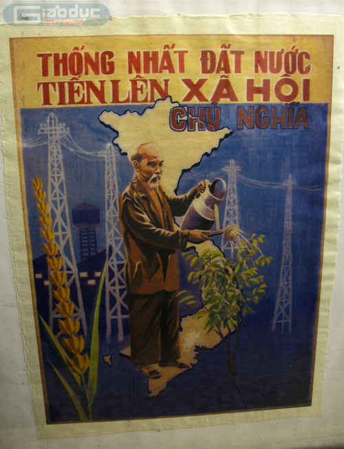 Gia đình bác Lượng đã làm nghề này ngót nghét chục năm nay. Những bức tranh của cửa hàng được gia đình đi sưu tầm về, phóng lại từ những chiếc tem thư của thế kỷ trước. Trong ảnh là bức tranh với lời kêu gọi tinh thần chiến đấu, sản xuất đánh đuổi giặc Mỹ thống nhất non sông. Gia đình bác Lượng đã làm nghề này ngót nghét chục năm nay. Những bức tranh của cửa hàng được gia đình đi sưu tầm về, phóng lại từ những chiếc tem thư của thế kỷ trước. Trong ảnh là bức tranh với lời kêu gọi tinh thần chiến đấu, sản xuất đánh đuổi giặc Mỹ thống nhất non sông.