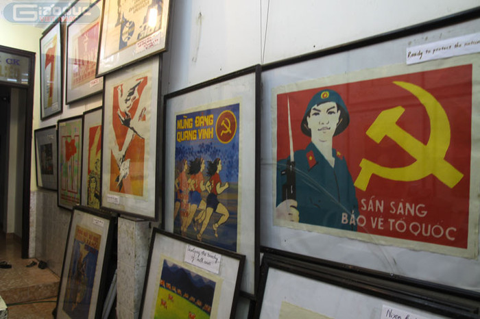 Không gian không lấy gì là rộng rãi, nhưng cửa hàng này bày bán rất nhiều các bức tranh cổ động được vẽ, in từ những năm tháng chiến tranh,... Không gian không lấy gì là rộng rãi, nhưng cửa hàng này bày bán rất nhiều các bức tranh cổ động được vẽ, in từ những năm tháng chiến tranh,...