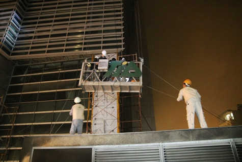 Số công nhân bị mắc kẹt được đưa ra đều nhờ duy nhất một chiếc gol lắp kính này của công nhân.