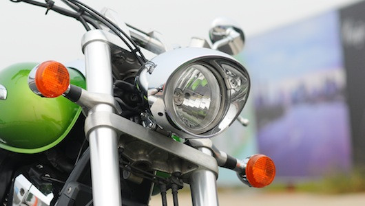 Đèn trước thiết kế khá đẹp, có thêm lớp chìa bên trên để tránh mưa. Hai đèn phụ hai bên như một cặp hồng ngọc điểm xuyết.