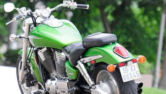 Phía đuôi xe, Honda không sử dụng hệ thống truyền động xích mà sử dụng công nghệ trục đẩy dạng trục các-đăng kết hợp với bộ vành la-zăng 16 inch nhăm tăng sức mạnh của “gã” khổng lồ này. Toàn bộ hệ thống cần phanh, số và để chân đều được mạ Inox khiến cho chiếc xe trông bóng bẩy hơn.