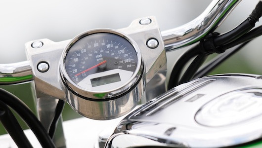 Một chi tiết thể hiện vẻ cổ điển trong thiết kế của VTX1800 là hệ thống hiển thị trung tâm chỉ có cụm đồng hồ hiển thị tốc độ được bố trí trên cụm tay lái. Hệ thống đèn đèn báo xăng, báo nhiệt độ két nước, xi nhan, đèn báo thay dầu… nằm trên nắp bình xăng.