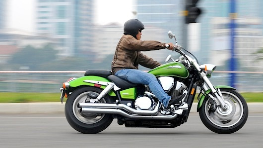 Ngồi lên xe, tra chìa khóa và mớm ga, tiếng động cơ nổ rất giòn bên tay khiến người lái không khỏi phấn khích. Cắt côn vào số rồi vặn nhẹ tay ga, trái ngược với những gì người lái tưởng tượng, chiếc xe nhẹ nhàng lăn bánh chứ không rề rà. Trọng lượng nặng nề của xe dần mất đi, thay vào đó là cảm giác nhẹ nhàng