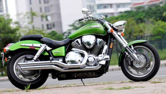 Ngay từ cái nhìn đầu tiên, VTX1800 khiến người cầm lái không khỏi choáng ngợp khi sở hữu vóc dáng khá đồ sộ. Tuy không có sở hữu cặp đèn kiểu hình mũ võ sĩ, không có động cơ V6 đồ sộ như Valkyrie Rune nhưng “quái thú” này vẫn toát lên vẻ cuốn hút. Với một loạt các chi tiết trên xe được mạ inox, crom bóng loáng, mẫu xe này không khỏi khiến bạn phải tò mò, ham muốn được khám phá.