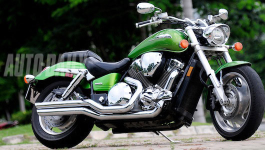 Có thể nói, VTX1800 mang đậm phong cách thiết kế của những chiếc xe cruise cổ điển kiểu Mỹ. Chi tiết thể hiện rõ nét điều đó là cụm đèn pha phía trước có kiểu dáng như những chiếc Shadow cổ điển mà hiện nay đang được hậu duệ của VTX1800 là Honda Fury kế thừa. Vẻ mềm mại của đèn pha phối cùng cụm tay lái bành ra hai bên cùng hệ thống giảm up side down có đường kính 45 mm toát lên vẻ chắc khỏe.