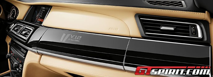 Ngoài ra xe cũng được trang bị hệ thống giải trí trên hàng ghế sau, hệ thống kiểm soát iDrive, ngăn đựng rượu sâm banh bọc Alcantara, trụ A/B/C bọc da màu đen, bảng điều khiển được ốp gỗ Piano Black,...