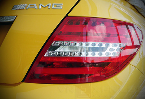 Đèn sau xe với gam màu đỏ trầm tạo nên một phong cách AVANTGARD rất riêng cho C300 AMG. Đèn sau xe với gam màu đỏ trầm tạo nên một phong cách AVANTGARD rất riêng cho C300 AMG.
