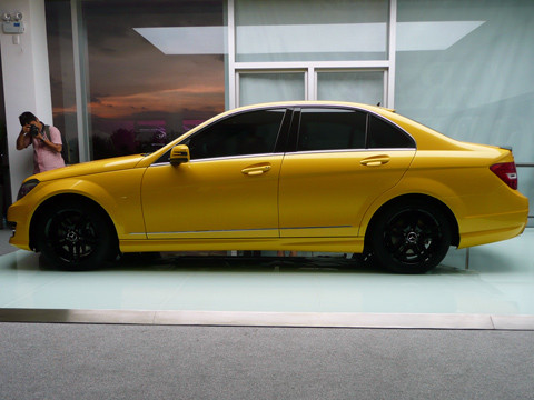 So với phiên bản tiêu chuẩn, C300 AMG có bộ kit AMG ngoại thất gồm cản trước, cản sau và ốp hướng gió bên hông để giảm chỉ số cản gió. So với phiên bản tiêu chuẩn, C300 AMG có bộ kit AMG ngoại thất gồm cản trước, cản sau và ốp hướng gió bên hông để giảm chỉ số cản gió.