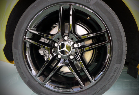 Mâm (vành) C300 thay bằng bộ mâm AMG 17 inch năm chấu kép sơn đen cùng hệ thống treo thể thao và tay lái Direct Select. Mâm (vành) C300 thay bằng bộ mâm AMG 17 inch năm chấu kép sơn đen cùng hệ thống treo thể thao và tay lái Direct Select.