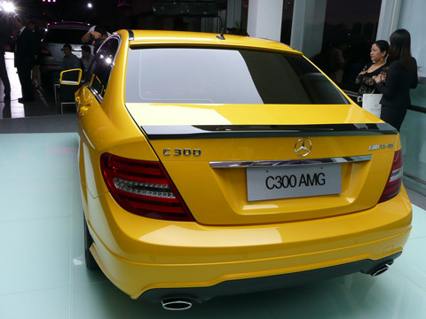 Phần đuôi "trang điểm" bằng logo AMG, cặp ống xả hình elip trên C300 vẫn giữ nguyên. Phần đuôi "trang điểm" bằng logo AMG, cặp ống xả hình elip trên C300 vẫn giữ nguyên.