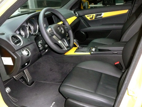 Phiên bản cao cấp nhất Mercedes benz C300 AMG, trang bị gói phụ kiện AMG chính hãng, lắp động cơ 3.0 lít V6, công suất 231 mã lực tại vòng tua 6.000 vòng/phút, mô-men xoắn cực đại 300 Nm ở 2.500-5.000 vòng/phút. Hộp số 7G Tronic Plus. Gói AMG dành cho nội thất gồm tay lái thể thao ba chấu và ghế thể thao ôm sát người hơn. Phiên bản cao cấp nhất Mercedes benz C300 AMG, trang bị gói phụ kiện AMG chính hãng, lắp động cơ 3.0 lít V6, công suất 231 mã lực tại vòng tua 6.000 vòng/phút, mô-men xoắn cực đại 300 Nm ở 2.500-5.000 vòng/phút. Hộp số 7G Tronic Plus. Gói AMG dành cho nội thất gồm tay lái thể thao ba chấu và ghế thể thao ôm sát người hơn.