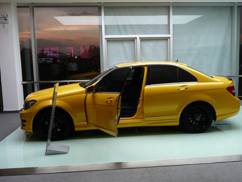 Một thoáng nhìn qua đầu xe đủ toát lên dáng vẻ mạnh mẽ và năng động – lưới tản nhiệt rộng với 3 lớp màu bạc mạ crôm và ngôi sao 3 cánh ở trung tâm. Một thoáng nhìn qua đầu xe đủ toát lên dáng vẻ mạnh mẽ và năng động – lưới tản nhiệt rộng với 3 lớp màu bạc mạ crôm và ngôi sao 3 cánh ở trung tâm.