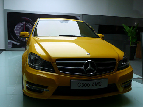 Thiết kế bắt mắt còn thể hiện ở đường tạo khối trên thân xe với lớp aluminum sáng bóng kết hợp với viền tay nắm ở cốp sau. Thiết kế bắt mắt còn thể hiện ở đường tạo khối trên thân xe với lớp aluminum sáng bóng kết hợp với viền tay nắm ở cốp sau.