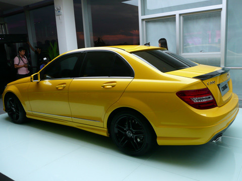 Một đường viền crôm quanh thân xe là điểm nhấn cho xe C-Class mới nói chung và Mercedes C300 AMG nói riêng. Một đường viền crôm quanh thân xe là điểm nhấn cho xe C-Class mới nói chung và Mercedes C300 AMG nói riêng.