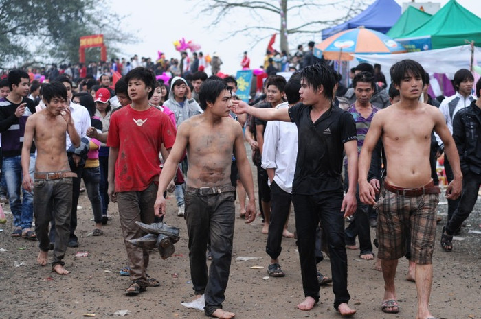 Ra về lấm lem bùn đất, ai cũng mong chờ mùa hội Phết sang năm sẽ đem được Phết về nhà