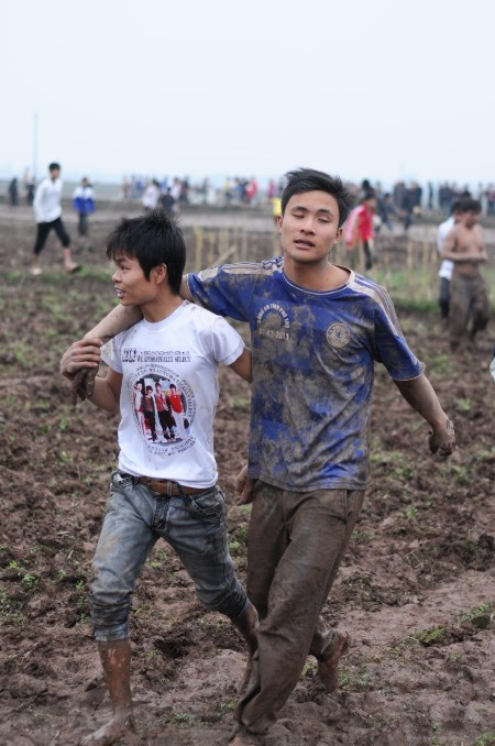 Chàng thanh niên này không đi vững, cần bạn dìu về.