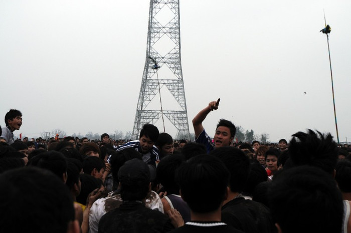 Màn cướp Phết bắt đầu với những pha xô đẩy tranh giành quyết liệt, cùng tiếng hò reo vang dội Theo quan niệm của người dân nơi đây, ai cướp được Phết đem về nhà là cả năm may mắn