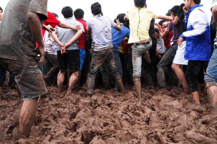 Theo quan niệm của người dân nơi đây, ai cướp được Phết đem về nhà là cả năm may mắn.