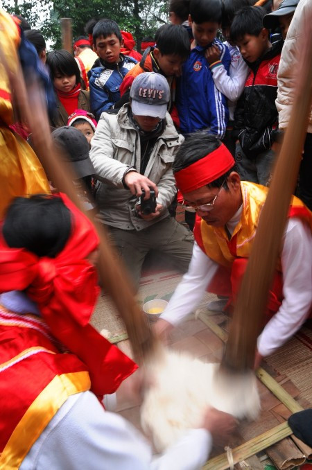 Buổi sáng tại sân Đình tổ chức diễn các trò chơi dân gian thổi xôi - giã bánh, chẻ tre thổi lửa - nấu cơm thi.