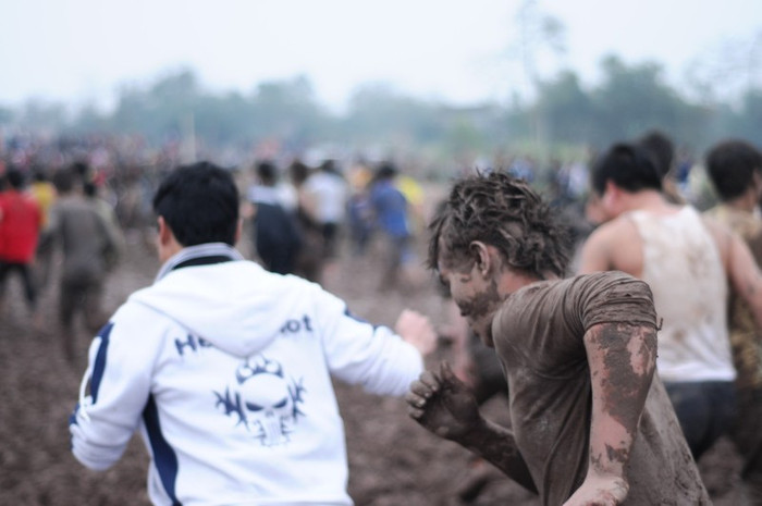 6 quả Phết chia thành 6 hiệp, hết một hiệp, những người không thể xen vào đám đông cướp Phết hiệp trước lại ù chạy vào hiệp sau.