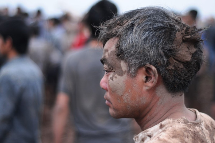 Không chỉ có thanh niên khỏe mạnh mà cả những người trung niên cũng tham gia