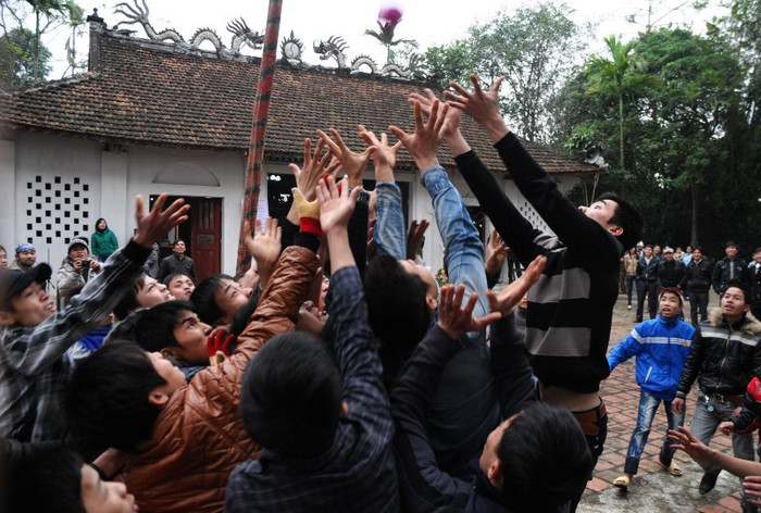 Tại sân Đình tổ chức trò chơi tung Phết trúng giỏ treo trên cao, quả Phết này được làm bằng gốc tre dán giấy điều đỏ.