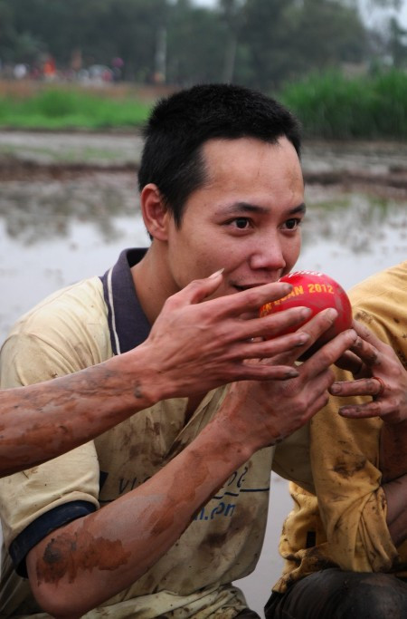Nâng niu quả Phết bằng hai tay