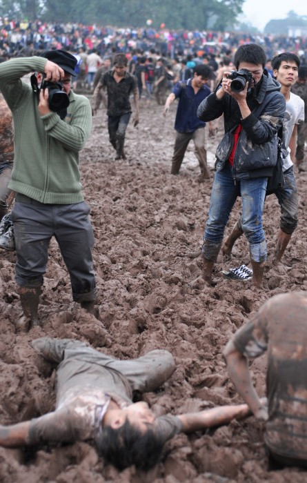 Có người bị ngất vì đuối sức nẵm xõng xoài trên ruộng.