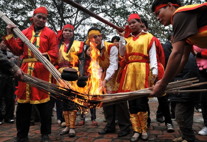 Để tưởng nhớ và tôn vinh công lao của nữ tướng Thiều Hoa công chúa - Đức Thánh Mẫu Đại Vương, người giúp Hai Bà Trưng đánh giặc cứu nước, hằng năm, cứ vào ngày 13 tháng Giêng, tại xã Hiền Quan ( Tam Nông - Phú Thọ), người dân lại tưng bừng tổ chức lễ hội Phết Hiền Quan. Buổi sáng tại sân Đình tổ chức diễn các trò chơi dân gian thổi xôi - giã bánh, chẻ tre thổi lửa - nấu cơm thi.