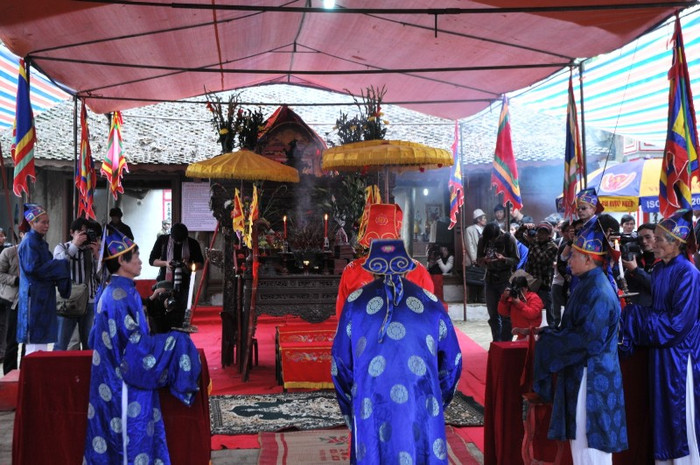 Gần Giữa trưa, kiệu Đức Thánh Mẫu Đại Vương - Thiều Hoa công chúa được rước từ Đình về Đền để tế lễ.