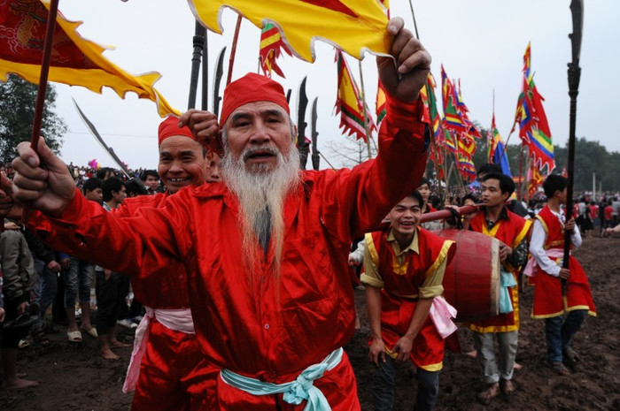 Kết thúc phần tế lễ trong đền là màn kéo quân đánh Phết, đi đầu là ông tướng Phết, kéo qua kéo lại 3 vòng qua lò Phết ( một hố đã được đào sẵn giữa bãi).