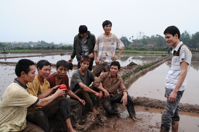 Nhóm thanh niên cướp được Phết trong hiệp đầu tiên không dấu nổi niềm sung sướng.