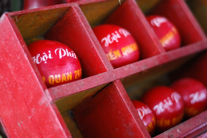 Phết chính hội có 6 quả ( 3 quả lớn là Phết, 3 quả nhỏ là Dúi) được làm bằng gỗ mít, sơn son thếp vàng và được thờ trong đền suốt 1 năm.