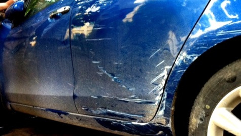 Dường như chiếc ô tô đã quệt vào cây bên cạnh khiến xường xe bị xước với rất nhiều vết. Dường như chiếc ô tô đã quệt vào cây bên cạnh khiến xường xe bị xước với rất nhiều vết.