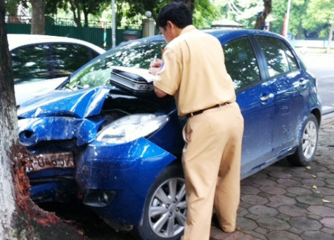 Sau cú va chạm mạnh, chiếc ô tô bị biến dạng nghiêm trọng. Sau cú va chạm mạnh, chiếc ô tô bị biến dạng nghiêm trọng.