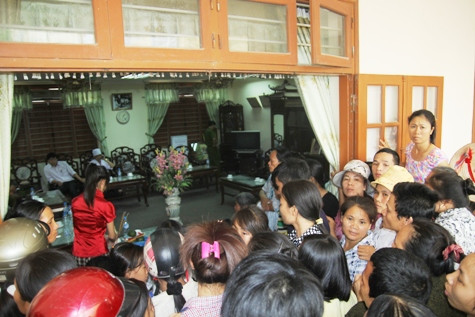 Quá bức xúc, gia đình anh Hải và người dân đã kéo tới phòng làm việc của lãnh đạo bệnh viện với cơ quan điều tra, yêu cầu mở cửa phòng để đặt thi thể cháu bé và thắp hương nghi ngút tại đây.