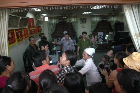 Người thân của sản phụ Dung quá bức xúc đã không kìm chế được, lao vào đòi hành hung lãnh đạo bệnh viện trước mặt công an và đã bị lực lượng CA huyện ứng hòa sử dụng biện pháp mạnh (dùng súng điện, đánh đập) để giữ an ninh trật tự.