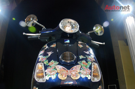Hoạ tiết bướm trên khuôn mặt của Vespa LX Hoạ tiết bướm trên khuôn mặt của Vespa LX