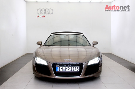 Một trong số đó là chiếc Audi R8 Spyder V8 lần đầu tiên được ra mắt tại Việt Nam. Chiếc mui trần gợi cảm này đã có mặt tại showrooom của Audi tại Hà Nội và qua đó một lần nữa khẳng định thông tin R8 2013 sẽ tham dự Vietnam Motorshow lần này là hoàn toàn chỉ là lời đồn đại. Một trong số đó là chiếc Audi R8 Spyder V8 lần đầu tiên được ra mắt tại Việt Nam. Chiếc mui trần gợi cảm này đã có mặt tại showrooom của Audi tại Hà Nội và qua đó một lần nữa khẳng định thông tin R8 2013 sẽ tham dự Vietnam Motorshow lần này là hoàn toàn chỉ là lời đồn đại.