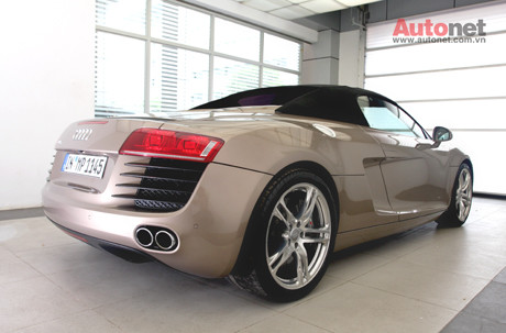 R8 Spyder V10 được Audi chính thức công bố vào 01/07/2010. So với bản sử dụng động cơ V10, phiên bản sử dụng động cơ V8 chỉ có một số thay đổi ở thiết kế khe hút gió, biểu tượng, của R8 hay bộ vành la-zăng đặc trưng. Ống xả của phiên bản V10 là hai ống xả tròn cỡ lớn trong khi V8 là hai cặp ống xả kép. R8 Spyder V10 được Audi chính thức công bố vào 01/07/2010. So với bản sử dụng động cơ V10, phiên bản sử dụng động cơ V8 chỉ có một số thay đổi ở thiết kế khe hút gió, biểu tượng, của R8 hay bộ vành la-zăng đặc trưng. Ống xả của phiên bản V10 là hai ống xả tròn cỡ lớn trong khi V8 là hai cặp ống xả kép.