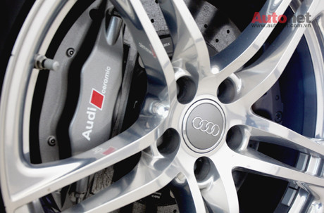 R8 Spyder V8 sử dụng động cơ V8 4.2L FSI đặt giữa sản sinh công suất 424 mã lực, tăng14 mã lực so với phiên bản coupe, mô-men xoắn cực đại 430 Nm. Tốc độ tối đa của chiếc mui trần này là 300 km/h. Phiên bản giới thiệu tại Việt Nam sử dụng hộp số tự động R-Tronic nhưng cũng có khả năng chuyển số như hộp số sàn. R8 Spyder V8 sử dụng động cơ V8 4.2L FSI đặt giữa sản sinh công suất 424 mã lực, tăng14 mã lực so với phiên bản coupe, mô-men xoắn cực đại 430 Nm. Tốc độ tối đa của chiếc mui trần này là 300 km/h. Phiên bản giới thiệu tại Việt Nam sử dụng hộp số tự động R-Tronic nhưng cũng có khả năng chuyển số như hộp số sàn.