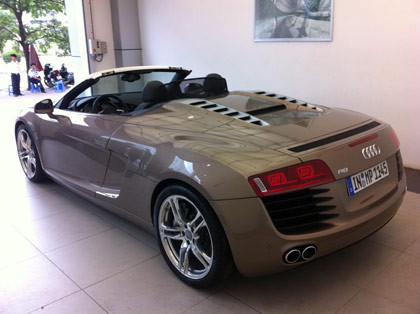 Xe đặt động cơ ở đuôi xe. Xe đặt động cơ ở đuôi xe.