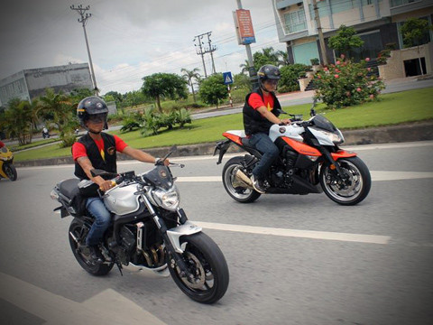 Kawasaki Z1000 sánh đôi cùng Yamaha FZ6. Kawasaki Z1000 sánh đôi cùng Yamaha FZ6.