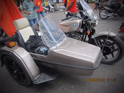 Một chiếc BMW sidercar tham gia ngày hội Hoa phượng đỏ Hải Phòng.