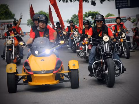 Chắc hẳn những người tham gia lễ hội Hoa phượng đỏ tại thành phố Hải Phòng đều bị choáng ngợp bởi sự góp mặt của đoàn xe phân khối lớn thuộc câu lạc bộ mô tô thành phố Hải Phòng tham gia diễu hành chào mừng lễ hội Hoa phượng đỏ diễn ra lần đầu tiên vào cuối tuần qua. Đây là hình ảnh chiếc Can-Am sánh đôi cùng Harley Davidson Cross Bone.