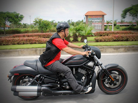Harley Davidson V-rod trong buổi diễu hành. Harley Davidson V-rod trong buổi diễu hành.